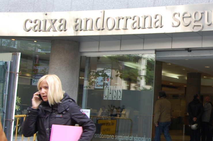 Una dona a l'entrada de la CASS.